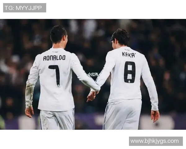 C罗与卡卡的巅峰对决回顾:足球传奇的精彩瞬间与技术较量 C罗与卡卡的巅峰对决回顾:足球传奇的精彩瞬间与技术较量