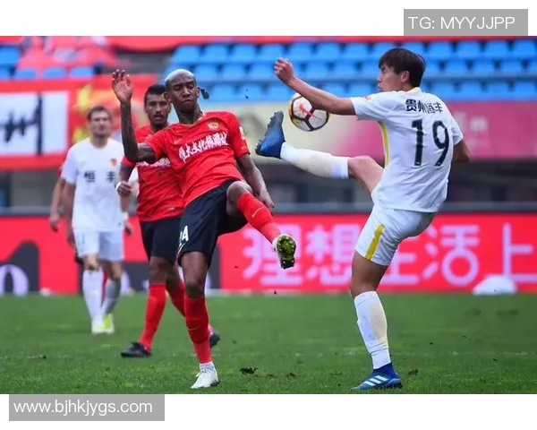 上港与恒大球迷激情对决球场内外的热血与情感交融 上港与恒大球迷激情对决球场内外的热血与情感交融